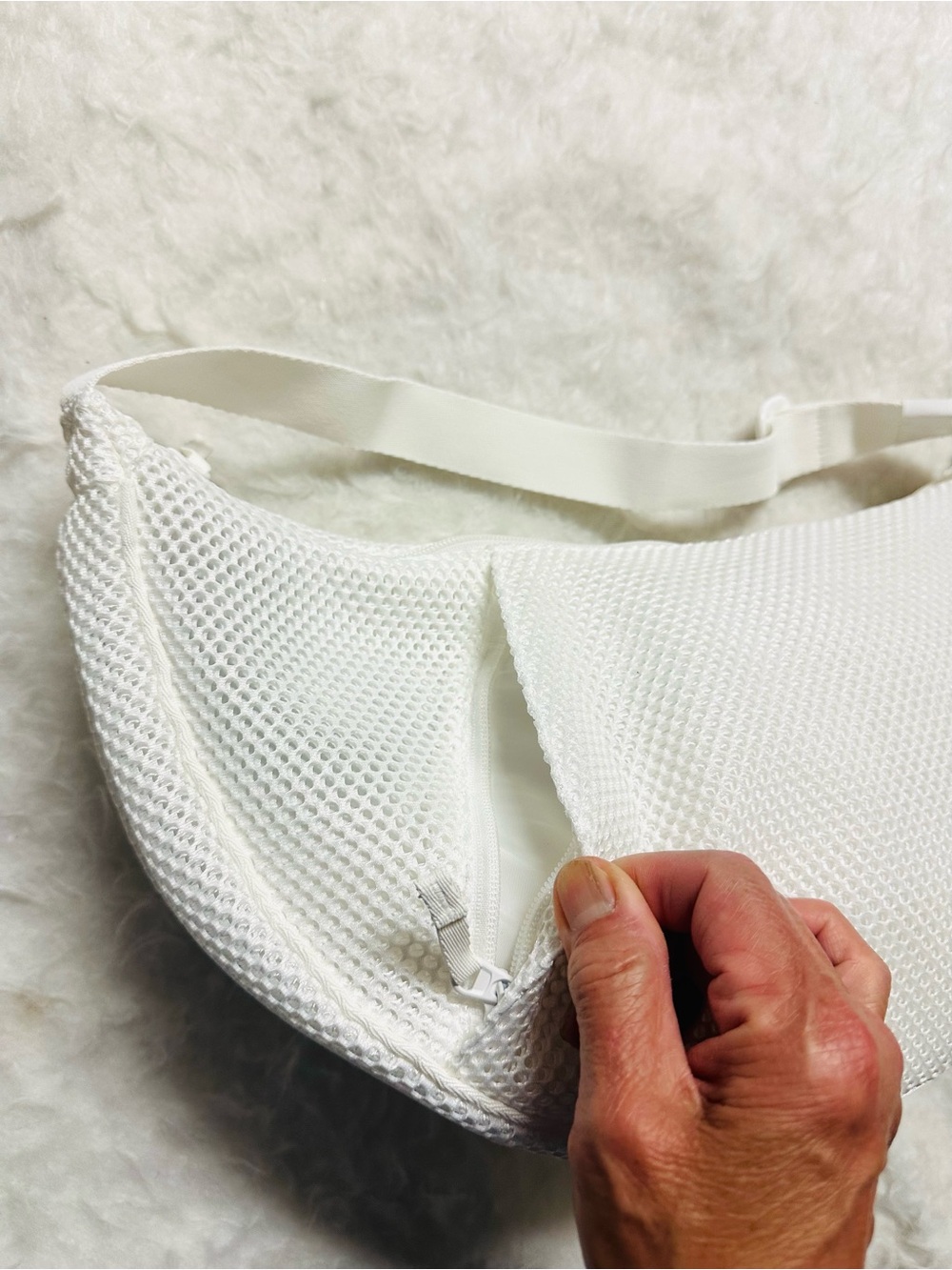 Uniqlo White Mesh Crescent Crossbody Bag - Picture 11 of 13